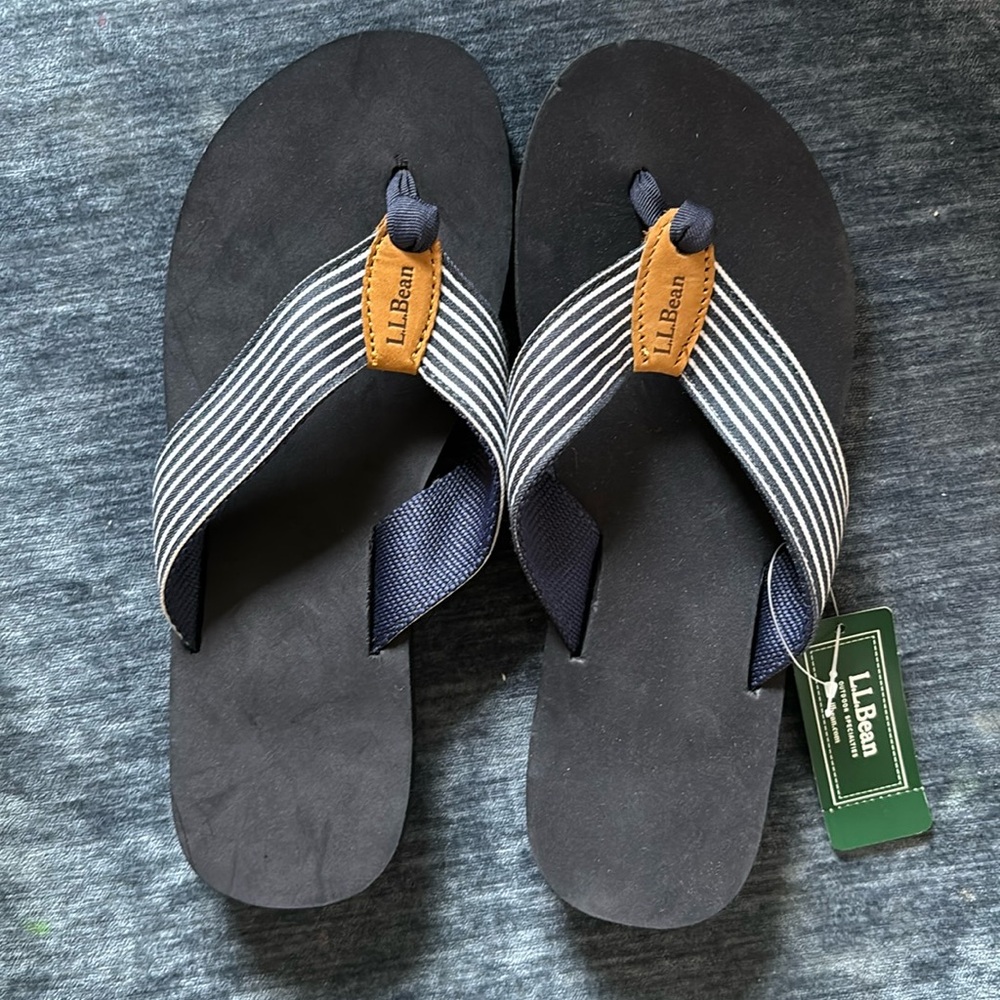 Navy blue never worn size 8 LL BEAN flip flops!